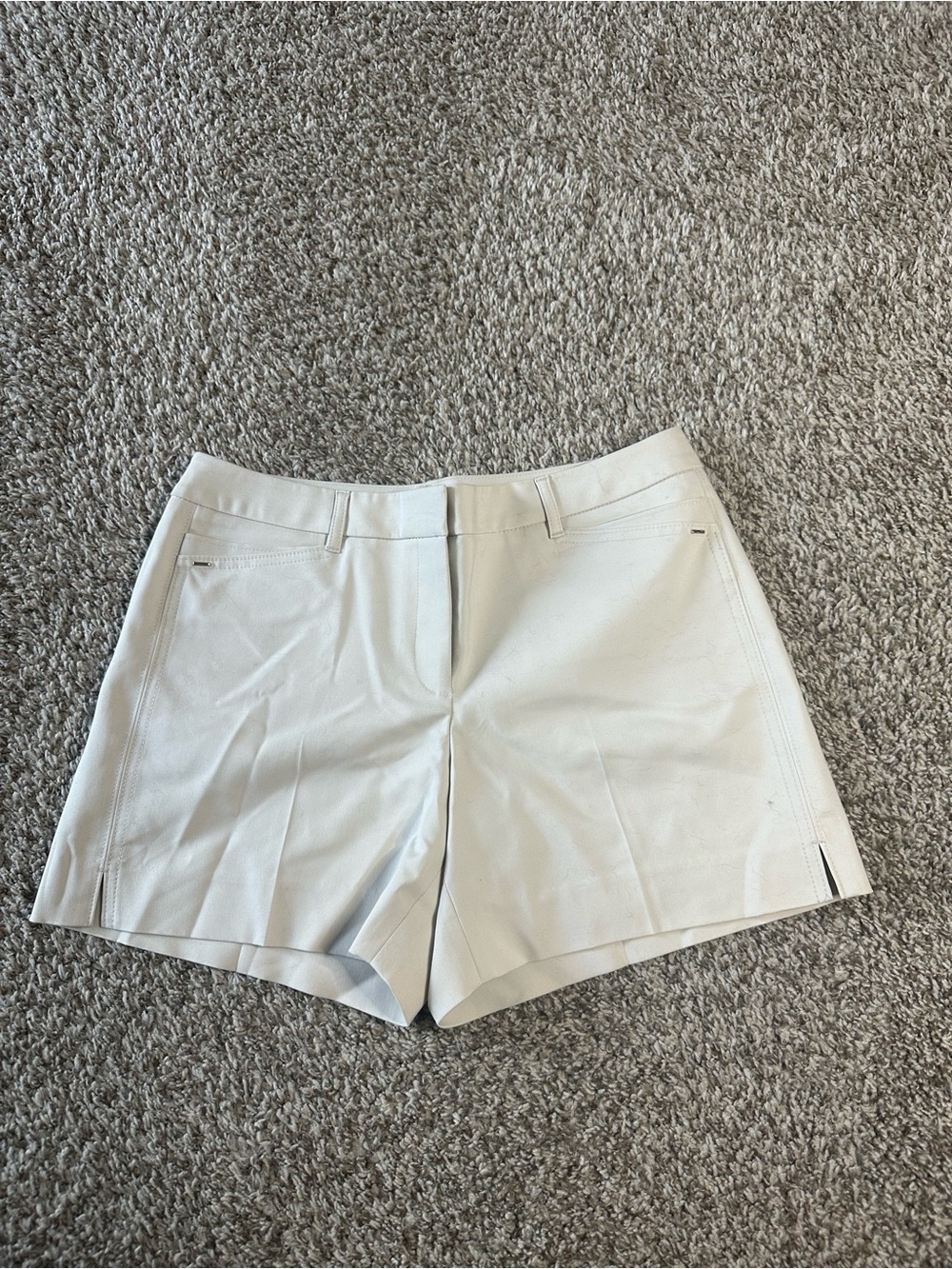 ☀️🕶️ White House Black Market Light Cream Tailored Bermuda Shorts Women’s 6 🕶️☀️
